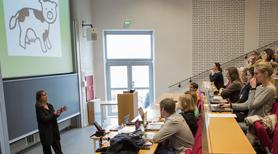 Adjungeret Professor Nicola Botting fra City University London ved en gæsteforelæsning på Aalborg Universitet.